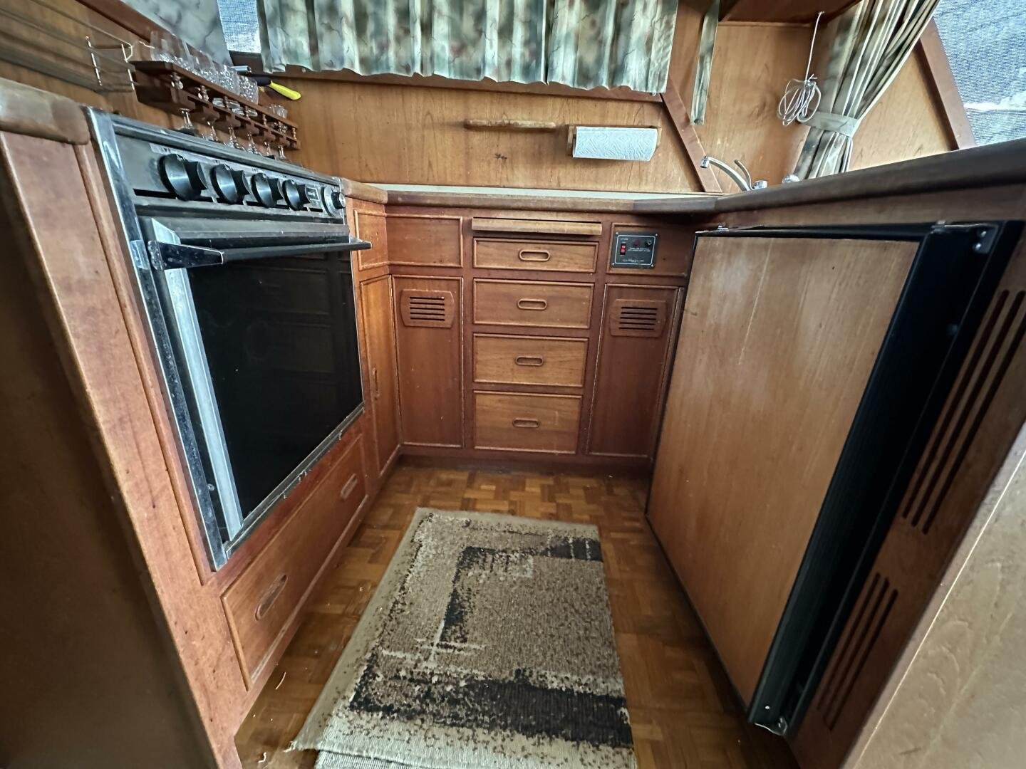 1987 Canoe Cove 42 Flybridge