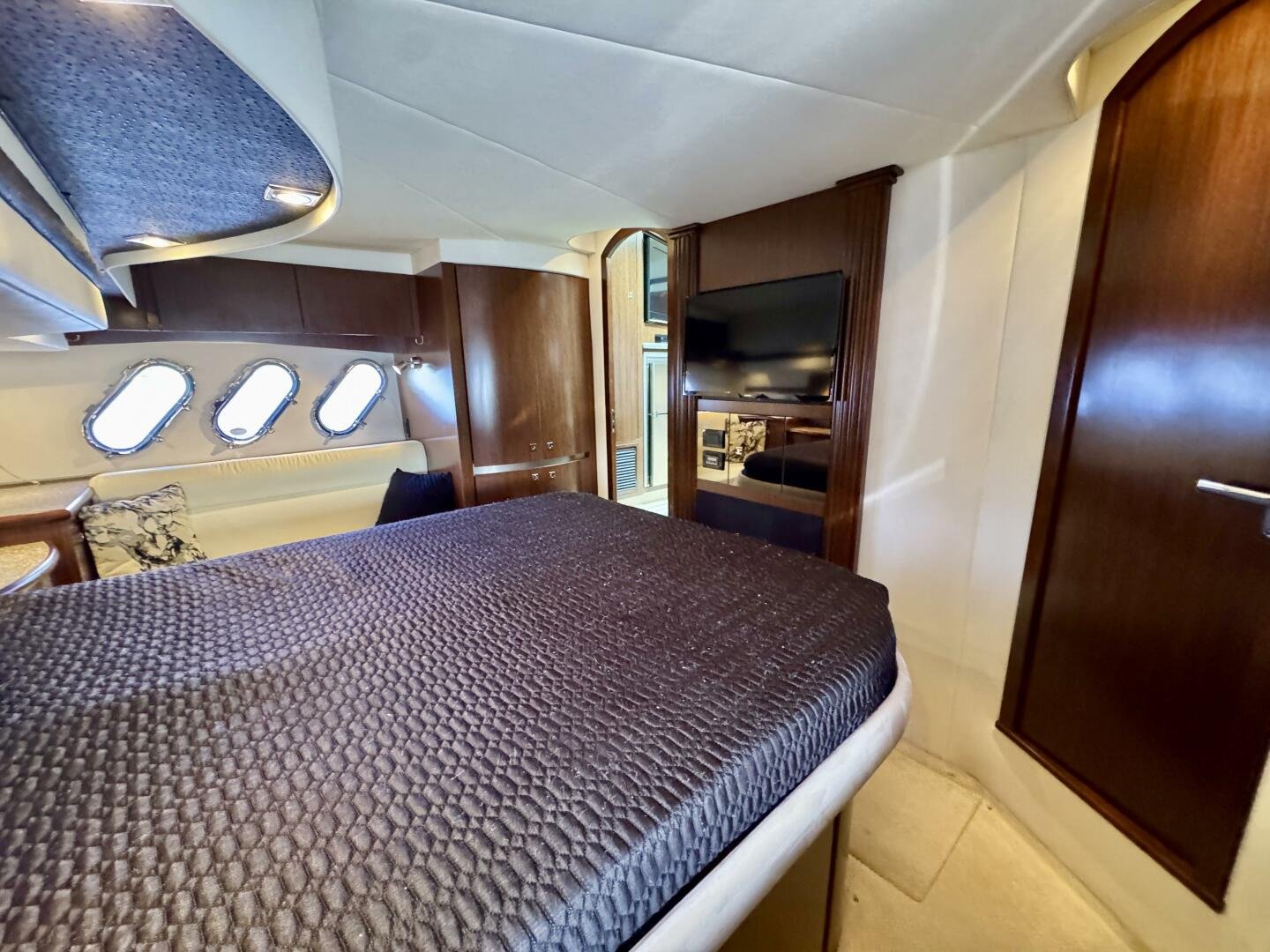 2012 Cruisers Yachts 540 Sports Coupe