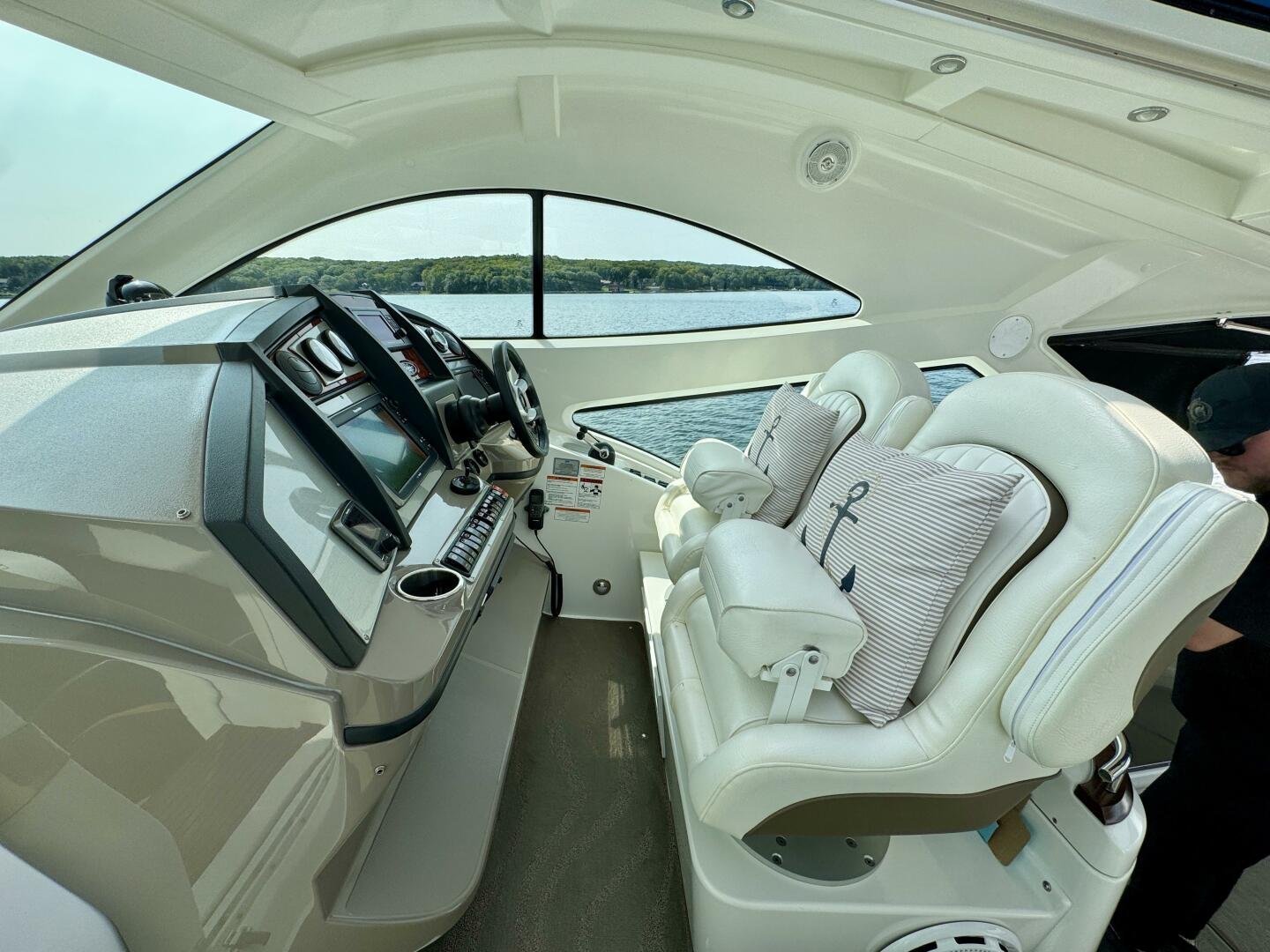 2012 Cruisers Yachts 540 Sports Coupe