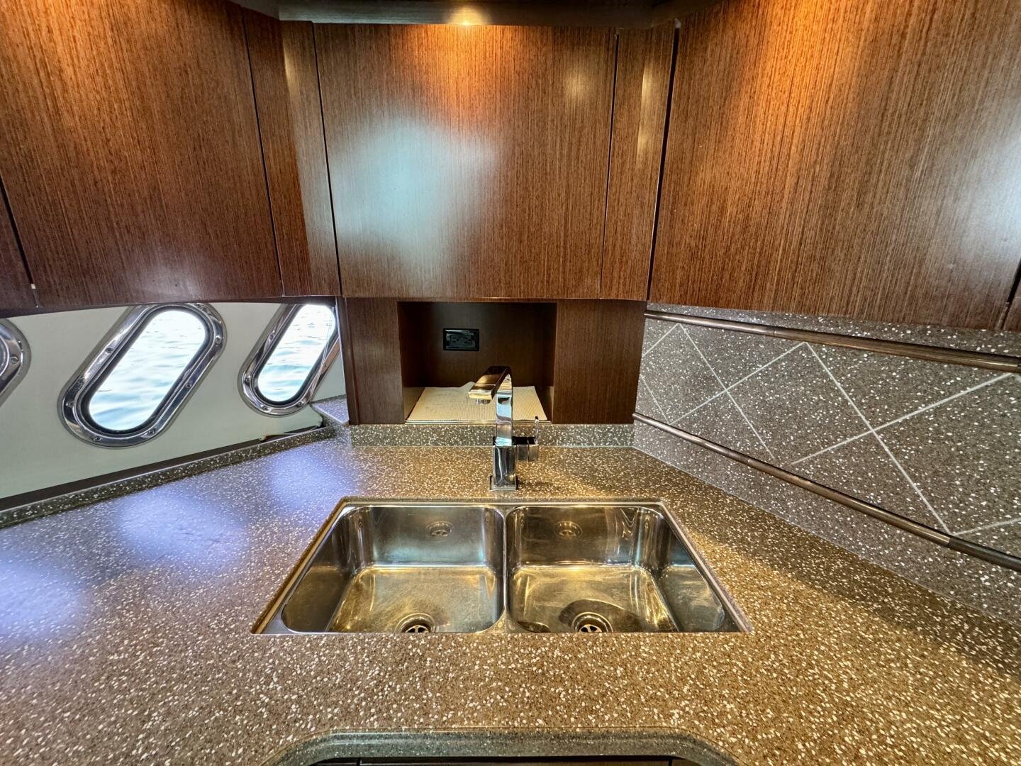 2012 Cruisers Yachts 540 Sports Coupe