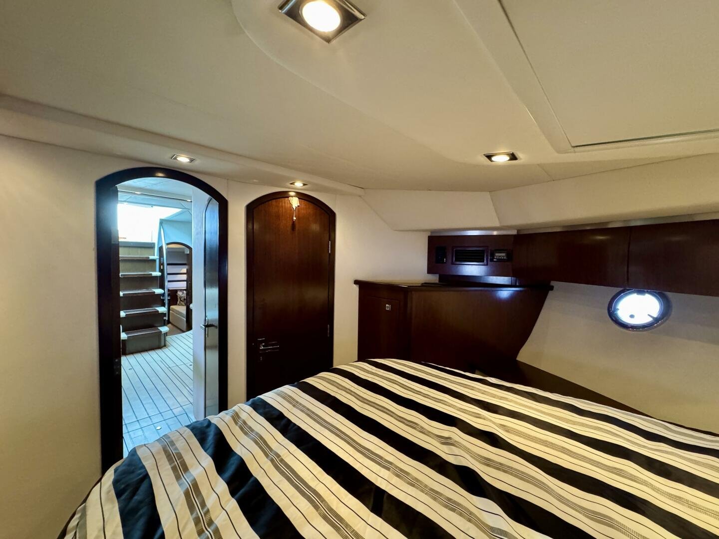 2012 Cruisers Yachts 540 Sports Coupe