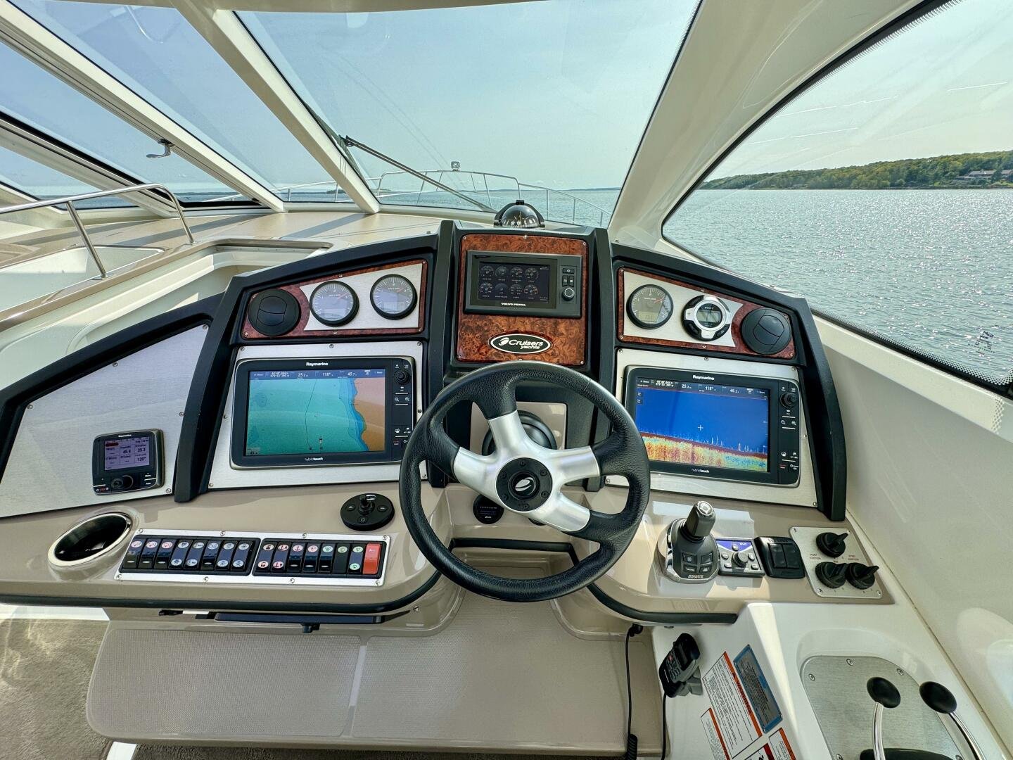 2012 Cruisers Yachts 540 Sports Coupe