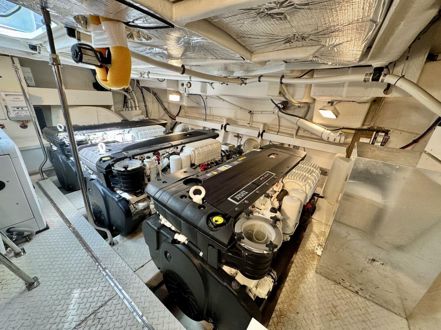 2012 Cruisers Yachts 540 Sports Coupe