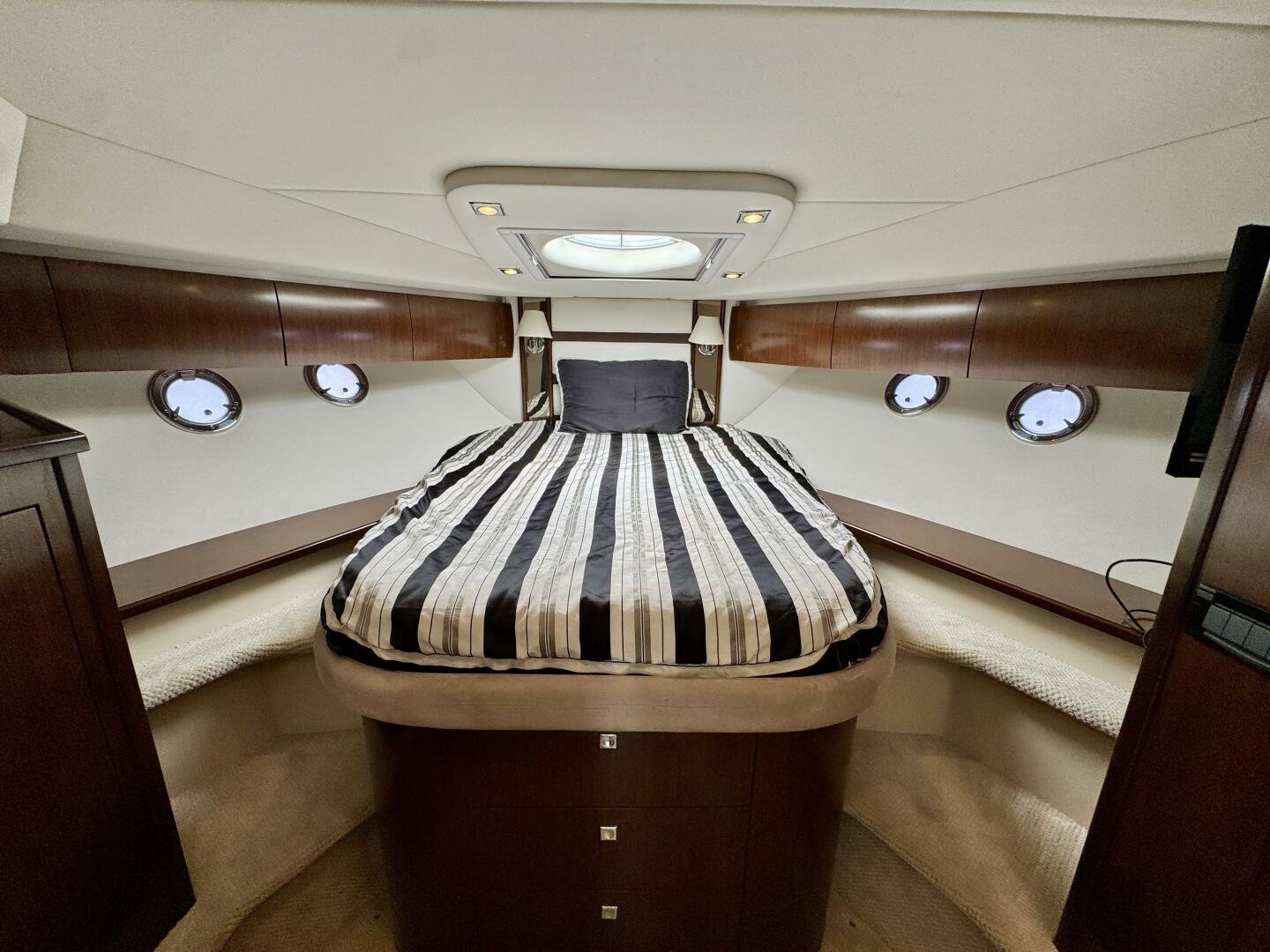 2012 Cruisers Yachts 540 Sports Coupe