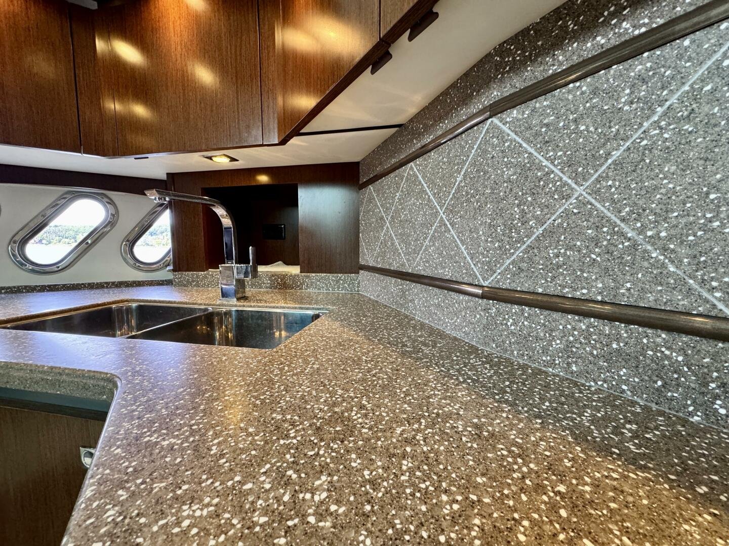 2012 Cruisers Yachts 540 Sports Coupe