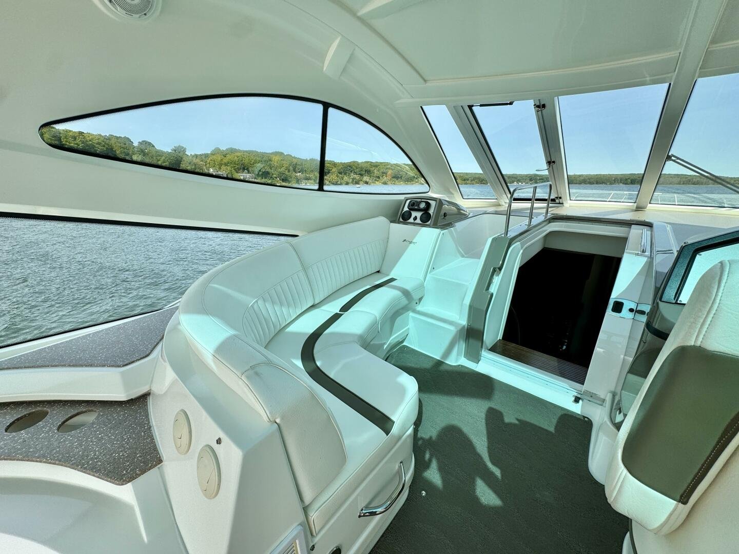 2012 Cruisers Yachts 540 Sports Coupe