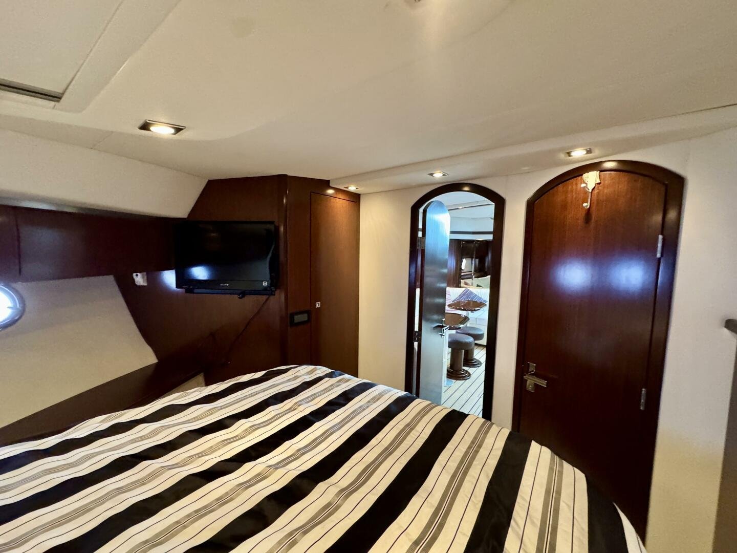 2012 Cruisers Yachts 540 Sports Coupe