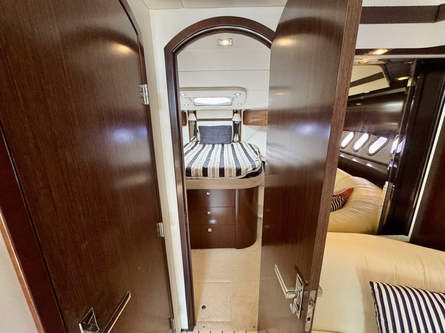 2012 Cruisers Yachts 540 Sports Coupe