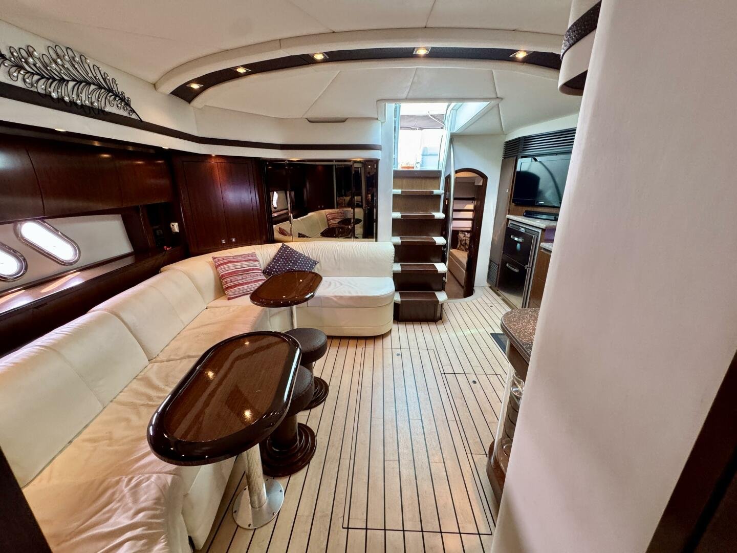 2012 Cruisers Yachts 540 Sports Coupe