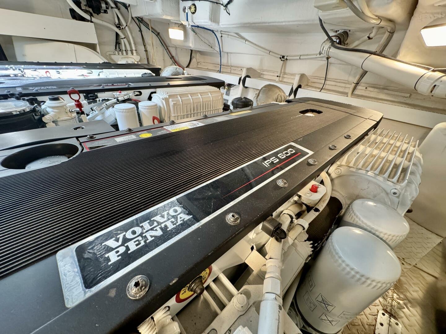 2012 Cruisers Yachts 540 Sports Coupe