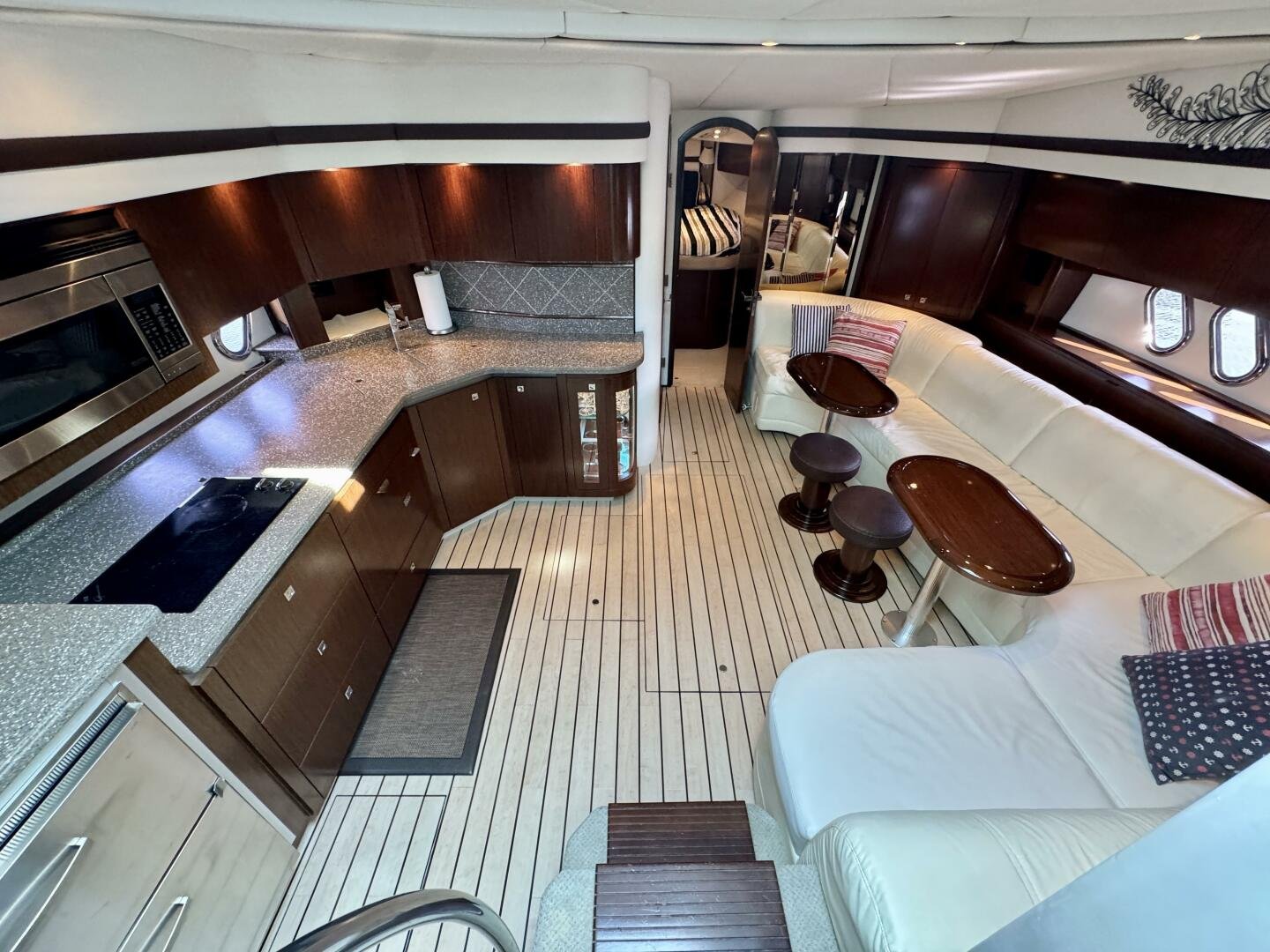 2012 Cruisers Yachts 540 Sports Coupe