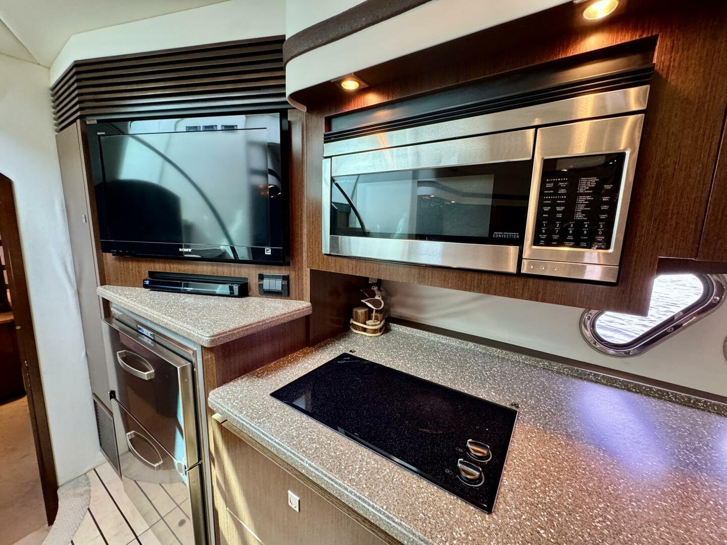 2012 Cruisers Yachts 540 Sports Coupe