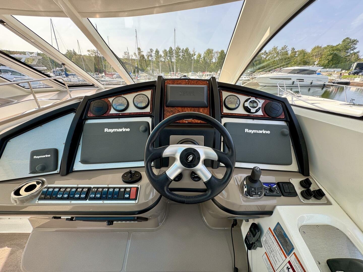 2012 Cruisers Yachts 540 Sports Coupe