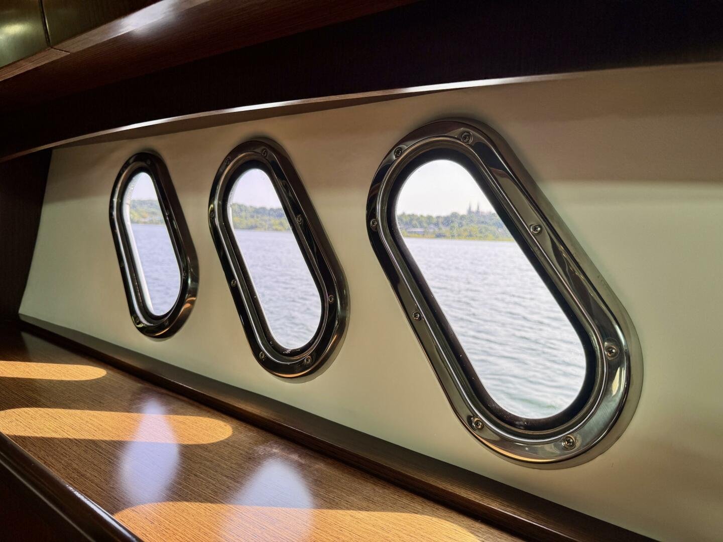 2012 Cruisers Yachts 540 Sports Coupe