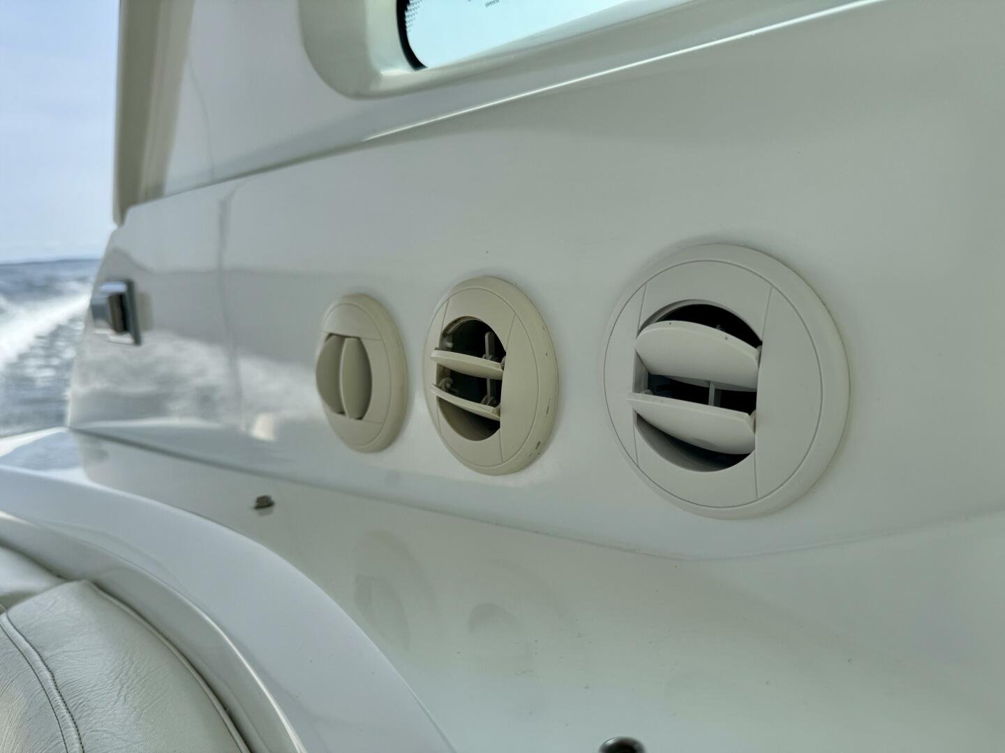 2012 Cruisers Yachts 540 Sports Coupe