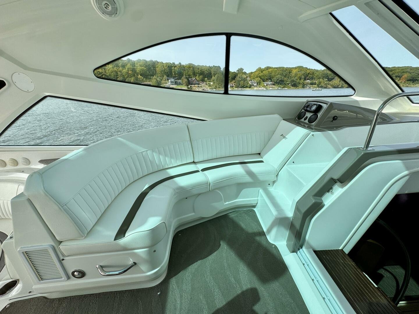 2012 Cruisers Yachts 540 Sports Coupe