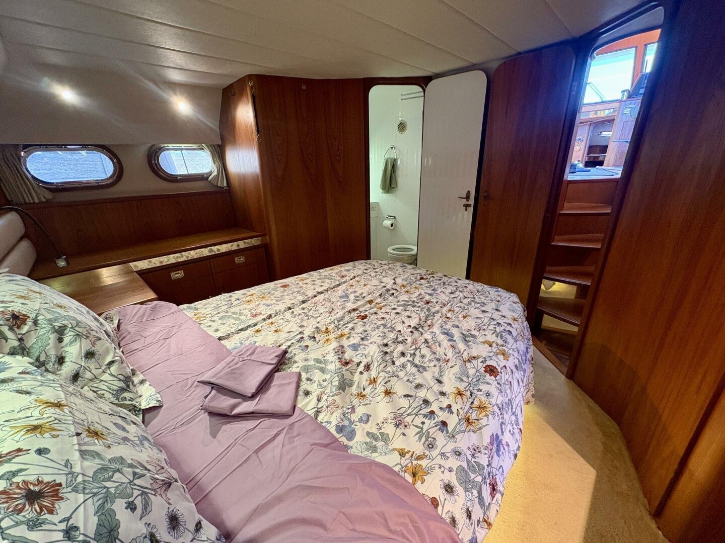 1990 Neptunus 145 Aft Cabin