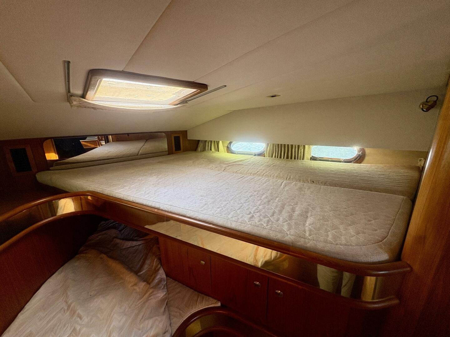 1990 Neptunus 145 Aft Cabin